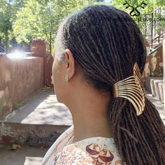 Brassard de cheveux réglable pour Locs, Sisterlocks, Dreadlocks et tresses Montrez de l'amour pour vos mèches avec ce brassard. Ce n'est pas seulement charmant, cela maintient votre queue de cheval en place. Forme\motif : Géométrique
 Placage : plaqué argent
 Type de métaux : alliage de zinc Products For Locs Dreadlocks Hair Care, Type Of Dreadlocks, Large Microlocs, Products For Locs, Microloc Extensions, Locs Micro, Thick Locs, Outfit Ideas For Black Women, Hair Cuff