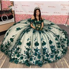 Emerald Quinceanera Dress, Emerald Green Quinceanera Dresses, Green Quince Dress, Sweet 16 Party Dress, Quinceanera Dresses Green, Xv Dresses, Green Quinceanera Dresses, Quinceanera Themes Dresses, Sweet 15 Dresses