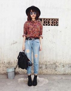 Rebelde y chic con un look grunge Vintage Hipster Outfits, Hipster Outfits Winter, Vintage Outfits 90s, Happy Makeup, Shopping Lifestyle, Vogue Editorial