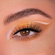 yellow eyeshadow makeup look that makes brown eyes pop! Achieve a shimmery, eye-catching vibe for any fall occasion. Yellow makeup is bold, bright, and the perfect way to embrace those sunny vibes even in autumn. #YellowEyeshadow #BrownEyesMakeup #FallMakeupLooks #YellowMakeup #GlowyMakeup #EyeMakeupIdeas #ShimmerEyeshadow Yellow Eyeshadow Palette, Honey Palette, Senior Hoco, Brown Eyes Pop, Sweet Like Honey, Fall Makeup Trend, Yellow Makeup, Yellow Eyeshadow, White Eyeshadow