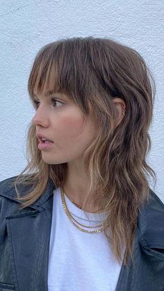 25 Trendy Aesthetic Shaggy Haircuts for Women: Your Ultimate Style Guide | The Best Stylish 25 Shaggy Haircuts for Women (Detailed Gallery) Bob Pendek, Mullet Haircut, Shag Hairstyles, Shag Haircut, Mullet Hairstyle