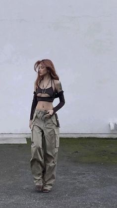 Y2k Woman Outfits, Going Out 90s Outfit, Women Y2k Fashion, The Idol Inspired Outfits, Streetwear Woman Aesthetic, Summer Outfits 90s Style Vintage, Short Sleeved Outfits, Emo Outfits 2023, Y2k Streetwear Women