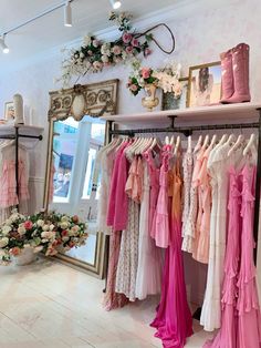 Botique Interiors Fashion Boutique, Interior Design Pink, Small Boutique Interior, Pink Interior Design, Floral Interior Design, Boutique Store Front, Girly Home