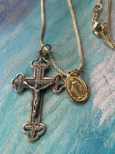 ✨In this section, you can find amazing French antique jewelry from my family collection, This item will be sent with a beautiful gift bag. Discover a one-of-a-kind treasure just for you!✨ Name: antique silver crucifix with gold plated miraculous medal Material: bronze gold plated medal, antique bronze based cross, gold plated box chain Dimensions: Pendant: 23mm x 45mm (height with bale) Length of the box chain: 44cm Condition: excellent condition Shipping Method: For shipments from France, pleas Medieval Engraved Cross Pendant Jewelry, Antique Crucifix Necklace For Gift, Antique Crucifix Jewelry Gift, Vintage Bronze Crucifix Jewelry, Vintage Metal Crucifix Necklace, Cross Medal, Cross Gold, Jeanne D'arc, Box Chain Necklace