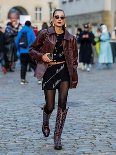 How to wear cowboy boots in 2024 | HELLO! Outfits With Red Boots, Fall Outfit Inspo Aesthetic, Burgundy Boots Outfit, Outfits With Red, Red Boots Outfit, Sombrero Cowboy