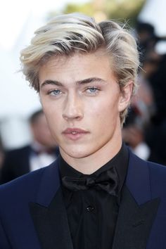 Platinum Blonde Hair Men, Bleached Hair Men, Celeb Hair, Blue Smith, Blonde Dye, Men Blonde Hair, Dyed Hair Men, Blonde Hair Boy, Lucky Blue Smith