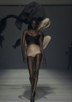 anok yai mugler ss24 Stacey Dash, Model Runway, Model Walks, Moda Paris, Online Clothing Boutiques, Luxury Lingerie