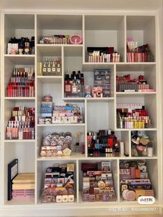 Beauty Closet Organization, Skincare Room Design, Skincare Closet, Penyimpanan Makeup, Makeup Beauty Room, Dream Closet Design, Makeup Room Decor, Beauty Room Decor, Pinterest Room Decor