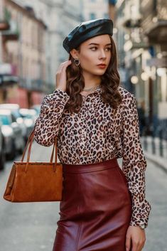 The Full Collection Of The Most Fashionable Leopard Print Outfits ★ Leopard Blouse Outfit, Work Fall Outfits Women, Turtleneck Top Outfit, Work Fall Outfits, Leopard Dress Outfit, Leopard Top Outfit, Printed Tshirt Outfit, 2023 Fall Fashion, Hot Fall Outfits