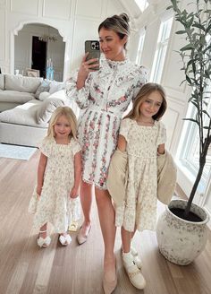 16+ Easter Outfit Ideas You'll Adore: Dressy & Casual for 2024 Easter Outfit Women Dress, Womens Easter Outfits 2024, Classy Easter Outfits, Womens Easter Outfits, Easter Outfit Women, Classy Easter, Light Pink Converse