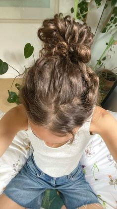 Healthy Curly Hair Aesthetic, Hair Styles For Big Foreheads, Fairycore Curly Hair, Curly Hair Cottagecore, Mermaid Core Hairstyles Curly, Curly Hair Girls Aesthetics, Carrie Bradshaw Hair, Curly Bun, Curly Hair Photos