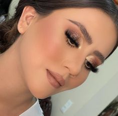 Makeup Ideas For Prom Gold Dress, Simple Gold Glam Makeup, Formal Makeup Gold Eyeshadow, Golden Makeup Look Glam, Gold Shimmer Wedding Makeup, Makeup Dorado, Smoky Makeup