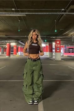 #skater #skatercore #skateroutfit #skateroutfitinspo #skateraesthetic #outfit #outfitinspo #ootd #fit Cargo Pants Outfit, Green Cargo Pants, Looks Party, Green Cargo, Parking Garage, Summer Glow