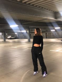 Parking garage photoshoot with an outfit inspo (black sweatpants, jordan 1s) Purple Jordans Outfit, Purple Jordan 1, Purple Jordans, Black Rave Outfits, Jordan 1 Court Purple, Jordan 1 Outfit Women, Jordans Outfit, Hiking Outfit Women