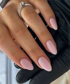 Entenda porque unhas elegantes de verdade são simples, sofisticadas e clássicas! Confira quais cores e formatos usar neste estilo Work Nails Almond Shape, Classy Nails Elegant, Summer Classy Nails, Ongles Summer, Classy Pink Nails, Ongles Rose Pastel, Elegant Summer Nails