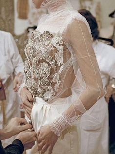 Modern, yet true to the Valentino heritage. Stunning shear signature to another amazing piece <3 Detail Couture, Party Kleidung, 2016 Trends, Couture Details, Look Casual, Mode Style