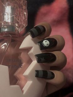 not my pin Emo Nails Y2k, Black Nail Designs Emo, Short Emo Nail Designs, Emo Aesthetic Nails, Alt Acrylic Nails Aesthetic, Mcr Nails Acrylic, Nail Designs Alt, Grunge Y2k Nails Short, Nails Inspiration Grunge