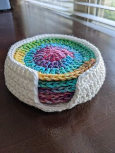 Crochet Coaster and Coaster Holder Pattern | Yawns And Yarn Crochet Unique, Confection Au Crochet, Quick Crochet, Diy Crochet Projects, Crochet Coasters, Decor Minimalist, Bag Crochet