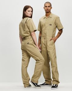 Since 1922, the Dickies brand has been synonymous with high-quality work-wear. Their 33999 Short Sleeve Coveralls remain iconic to their aesthetic with their industrial-inspired silhouette and jet black finish. Length: Inside Leg: 7 Dickies Coveralls Outfit, Coverall Outfit Women, Jean Jumpsuit Outfit, Dickies Jumpsuit, Coverall Outfit, Dickies Coveralls, Construction Outfit, Coveralls Mens