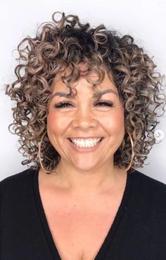 Hair Trends 2023 Haircuts Women Curly, Short Layered Curly Hair, Layered Curly Hair, Medium Haircuts, Shaggy Haircuts, Curly Bangs, Short Curly Haircuts, Curly Hair With Bangs, Haircut For Older Women