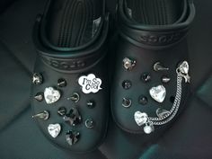 Goth Crocs, Crocs Diy, Puppy Shoes, Charms For Crocs, Shoes Charms, Shoe Buckle, Button Fashion, Shoe Decoration