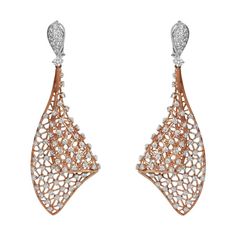 18Karat Gold Two Tone White Gold Rose Gold Dangle Diamond Fashion Earring An art nouveau masterpiece in 18K rose gold, perfectly reimagining in rose gold, the delicately crafted hand-woven flowing diamonds dangle earring. The hypnotically crafted earring for a subtle sense of movement gives your a class of elegance. Fine Jewelry Diamond Filigree Earrings, Yellow Gold Diamond Filigree Earrings, Luxury Gold Diamond Filigree Earrings, Luxury Filigree Diamond Earrings, Luxury White Diamond-cut Chandelier Earrings, Diamond Dangle Earrings, Diamond Fashion, Gorgeous Jewelry, Diamond Sizes