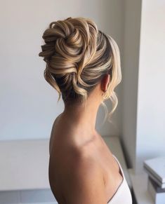 Voluminous Bun, Hairstyles For Seniors, Bun With Curls, Cute Ponytail Hairstyles, Winter Wedding Hair, Wedding Updos, Mother Of The Bride Hair, Twisted Updo