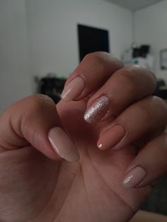 #unhas #unhasamendoada #unhasdelicadas #esmaltação 00s Nails, Maria Clara, Sparkly Nails, Nude Nails, Almond Nails