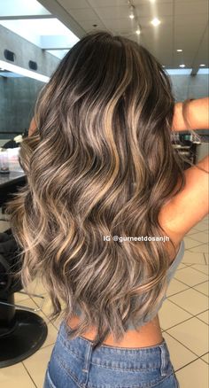 Balayage hair, brunette with blonde highlights, thick long hair Sunkissed Hair Highlights, Design Nails Acrylic, Sunkissed Hair, Balayage Hair Caramel, Highlights For Dark Brown Hair, Black Hair Balayage