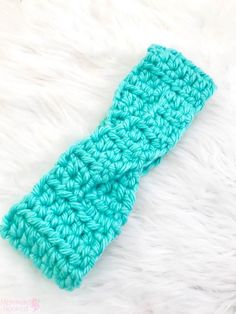 a crocheted headband with the text chunk twist earwarmer on it