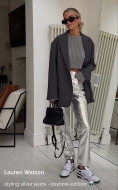 Silver Jeans Outfit, Silver Pants Outfit, Silver Trousers, Casual Chique Stijl, Metallic Trousers, Denim Jeans Outfit, Silver Outfits, Ny Outfits, Silver Pants