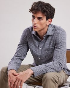 Men's shirt with a chest pocket, slightly open collar, and visible buttoning. The PAUL is the iconic regular-fit shirt. Fiona Walker, Mens Flannel Shirt, Gingham Shirt, Classic Wardrobe, Boy Tees, Gray Plaid, Pocket Shirt, Plaid Flannel Shirt, Brushed Cotton