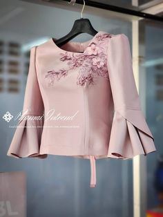 Modest Dresses Fashion, Women Blouses Fashion, Elegant Dresses Classy, Sleeves Designs For Dresses, Classy Dress Outfits, Pretty Blouses, African Clothing Styles