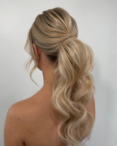 The perfect pony for your rehearsal dinner🫶🏻⁣ ⁣ Wedding’s are gearing up which means so are rehearsal dinners!⁣ ⁣ Brides tend to go with a style that is a little more fun, flirty, and completely different from their wedding day look!⁣ ⁣ 2024 brides - have you booked your rehearsal dinner hair yet?⁣ ⁣ 2025 brides - inquire for your wedding date, and let’s chat about your wedding looks! Inquire through the link in my bio🤍 Bridal Hair Updo Ponytail, Pretty Hairstyles For Prom, Pony Wedding Hairstyles, Wedding Hair Pony, Bridal Up Do, Elegant Ponytail Hairstyles Wedding, Wedding Hairstyles For Bride Updo, Bride Ponytail Hairstyles, Posh Hairstyles