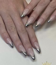 chrome nails, chrome nail, chrome nail design, nail art, nail design Metallic Tips Nail, Liquid Chrome Nails, Gradient Chrome Nails