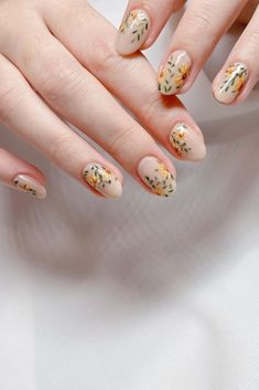 Wedding Sunflower Nails, Square Sunflower Nails, Summer Nails Sunflower, Cute Sunflower Nails, Sunflower Nails Design, Vine Nails, Nail Doodles, Nails Sunflower, Greece Nails