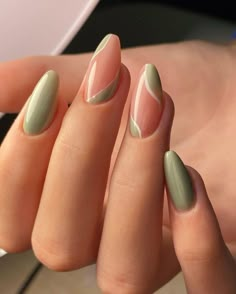 Aprenda tudo o que precisa para se tornar uma profissional de Sucesso na área de manicure e pedicure se torne uma especialista em técnicas de cutilagem e esmaltação! Unhas do pé decoradas /Unhas de paisagem /Unhas simples /Unhas Chiques /Unhas amendoadas/ Unhas ousadas/ Unhas virada do Ano /Cutilagem /Unhas Natalinas /Unhas tendência/Francesinhas /Esmaltação /Pedicure /Manicure /Unha Degradê /Aplicação de Glitter/Unhas Decoradas /Unhas bonitas / Unhas Réveillon / Green Acrylic Nails, Colorful Nails, Acrylic Nails Coffin Short, Short Acrylic Nails