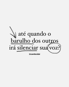 the words are written in spanish on a white background with an arrow pointing to it