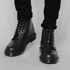 Doc Martens Mens, Dark Academia Fashion, Academia Fashion, Rugged Style, Model Outfits, Fashion Suits For Men, Comfort Characters, Model Body, Doc Martens