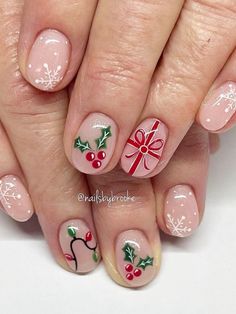 Short Natural Nails Christmas, Short Round Holiday Nails, Short Crismas Nails, Christmas Nails Natural Nail Short, Short Mail Christmas Designs, Biab Nails Inspiration Winter, Simple Christmas Nails Round, Cute Christmas Short Nails, Toddler Christmas Nails