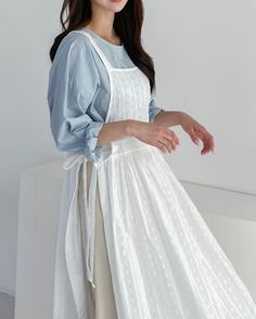 Womens Apron Dress, White Apron Dress, Cute Apron Outfit, Apron Dress Outfit, Umroh Outfit, Apron Outfit, Apron Dress Pattern, Thrift Inspiration, Biblical Costumes