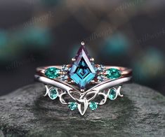 Kite Cut Ring, Wedding Ring Sets Vintage, Wedding Ring Sets Unique, Emerald Wedding Band, Cute Engagement Rings, Moissanite Bridal Sets, Alexandrite Engagement Ring, Bridal Wedding Rings, Magical Jewelry