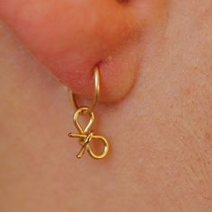 Perfect SINGLE hoop earring with a tiny bow element. Please choose material: ★100% 14K gold filled ★ ★100% Silver Sterling ★ ★PLEASE choose★: - hoop with secure locking clasp - hoop with tiny claps -please see photo #3 or - infinity endless hoop - hoop without clasp -please see photo#2 Please choose material: ★100% 14K gold filled ★ ★100% Silver Sterling ★ Please choose gauge hoop: ★Gauge: the thickness of the wire the smaller the gauge the thicker the earring shaft is 18 gauge - 1 mm (very thic Small Hoop Single Cartilage Earring As Gift, Delicate Small Hoop Cartilage Earrings As Gift, Cute Nose Rings, Star Cartilage Earring, Helix Hoop, Tiny Hoop Earrings, Tiny Bow, Gold Bond, Cartilage Earring