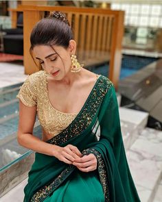 Dark Green Saree, Aahana Kumra, Party Wear Sarees Online, Blouse Back Neck Designs, Sari Blouse Designs, Indian Saree Blouses Designs, Indian Woman, Saree Blouse Designs Latest, Designer Saree Blouse Patterns