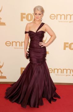 Don't care for her but that dress is gorgeous!!! Burgundy Gown, Trumpet Skirt, Celebrity Style Red Carpet, Celeb Style, Emmy Awards, On The Red Carpet, Plus Size Shopping, Best Dressed