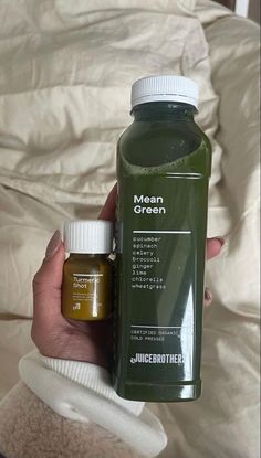 girl holding green tea and a turmeric shot with brown nails background neutral tone bedsheets Wheat Grass Shots, Resep Juice, Turmeric Shots, Mean Green, Healthy Drinks