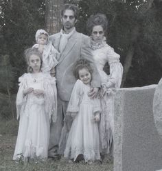 Victorian ghosts Creepy Family Costumes, Spooky Family Halloween Costumes, Ghost Family Costume, Victorian Ghost Costume, Costume Halloween Famille, Haunted Family, Alternative Family, Victorian Ghost, Tutu En Tulle