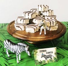 there are zebras and cakes on the table