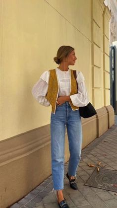 Spring Outfits Size 10 Casual, White Shirt Button Up Outfit, South Western Style Outfits, Anthropology Style Clothing, Boho Chic Women Outfits, Spring Turtleneck Outfit, Cottage Grandma Outfit, Business Casual Fun Outfit, Italian Spring Style