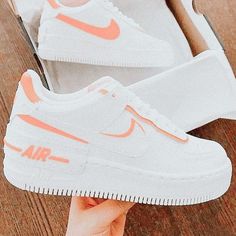 Sepatu Air Jordan, Trendy Shoes Sneakers, White Nike Shoes, Nike Shoes Girls, Nike Fashion Shoes, Jordan Shoes Girls, Pretty Shoes Sneakers, Custom Nike Shoes, All Nike Shoes